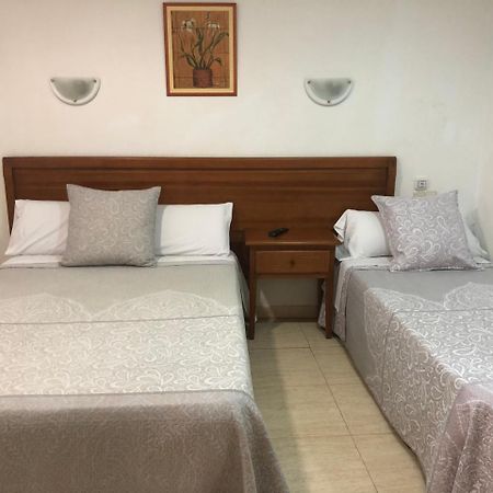 Hostal 82 Olias del Rey Exterior photo