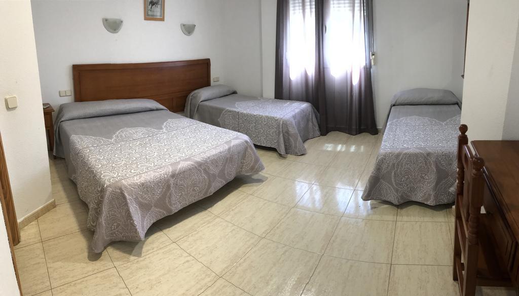 Hostal 82 Olias del Rey Room photo