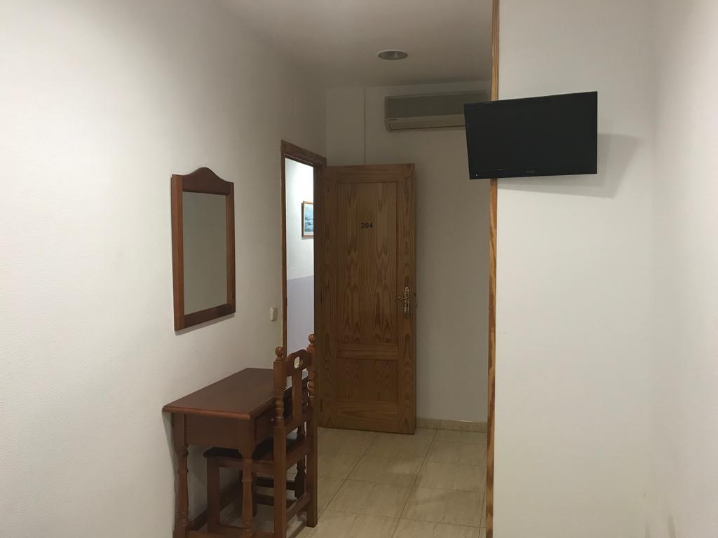 Hostal 82 Olias del Rey Exterior photo