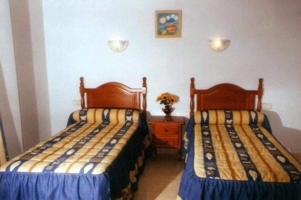 Hostal 82 Olias del Rey Exterior photo