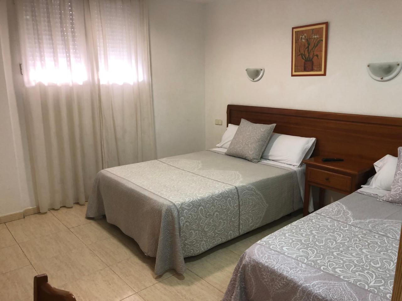 Hostal 82 Olias del Rey Exterior photo